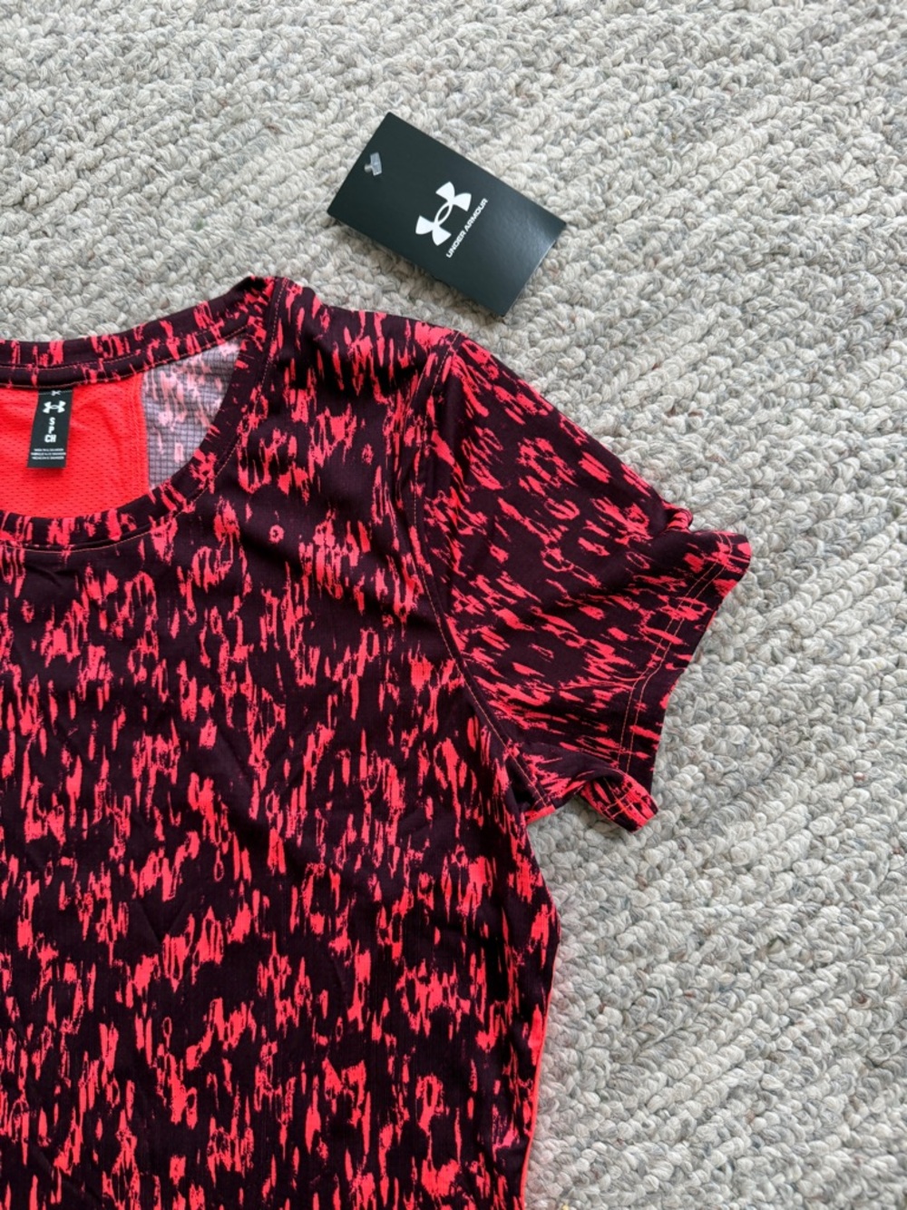 Under Armour Women’s Small HeatGear Athletic Top Red Black Print Shirt - Picture 6 of 13